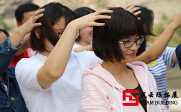 新生军训可与北京拓展培训公司合