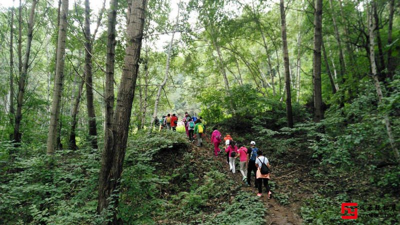 山林徒步穿越团建活动图片