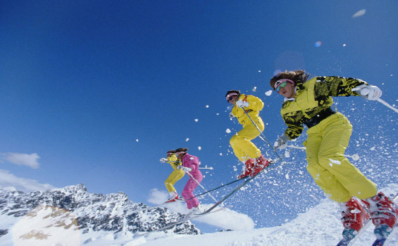 滑雪团建运动